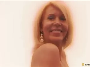 La blonde Melanie Go ...